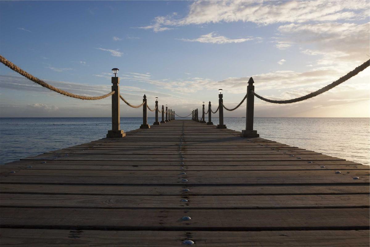 Desayuno malagueño servido en la terraza del alojamiento con vistas al mar